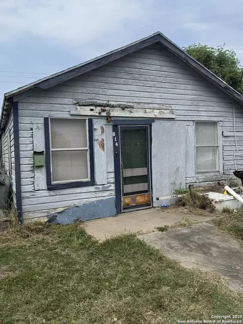 814 E Yoakum, Kingsville, TX 78363