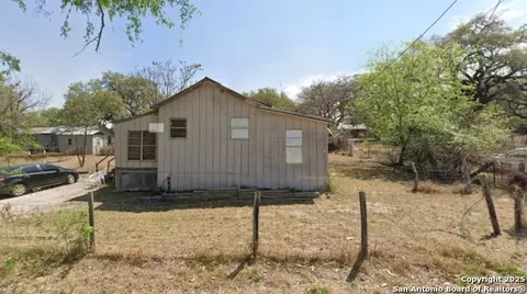 812 Flores, Devine, TX 78016
