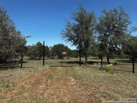 698 N Kahn, Rio Frio, TX 78879