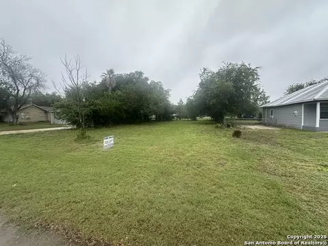 409 12 Davis, Devine, TX 78052 photo 1