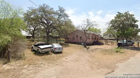 818 Flores, Devine, TX 78016