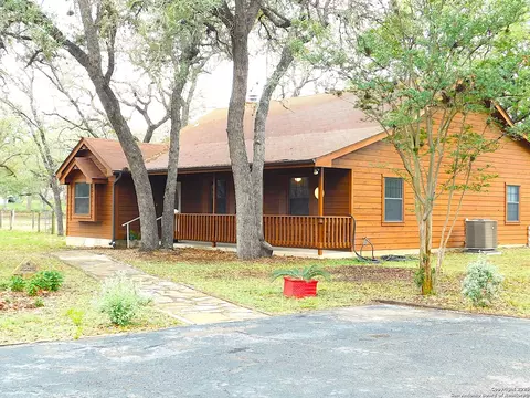 525 Cherry Rdg, Floresville, TX 78114