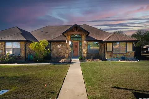 303 Schneider St, Poth, TX 78147