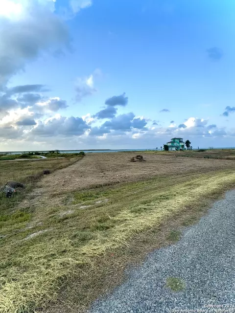 103 Dockside Dr, Rockport, TX 78382