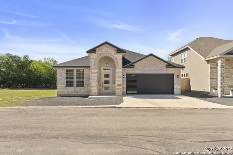 109 Sutton Pl, Uvalde, TX 78801