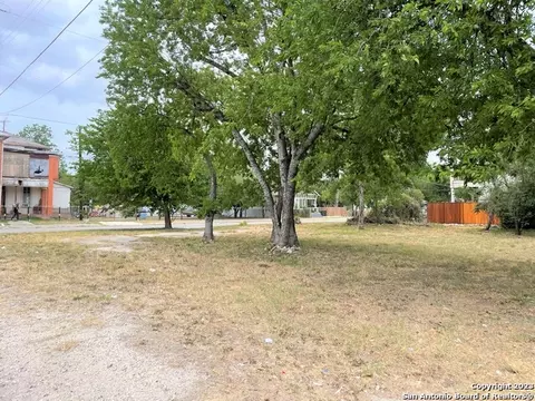 902 S Mittman St, San Antonio, TX 78210
