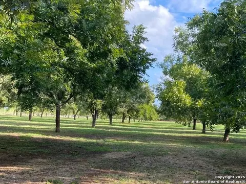 6 Collins Hill Rd, Lytle, TX 78052 photo 2