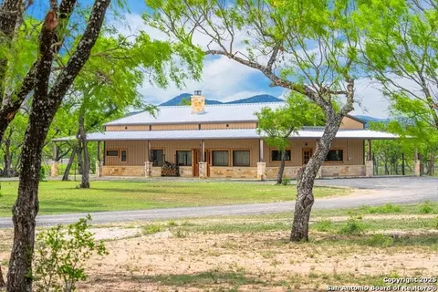 1065 B R, Utopia, TX 78884