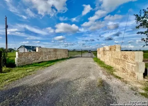117 Paisano Trl, Beeville, TX 78102