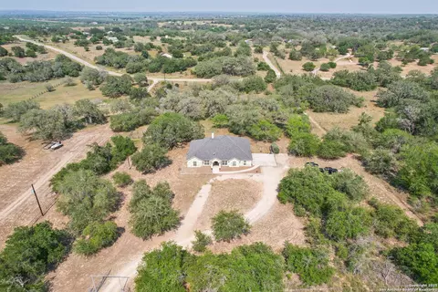 346 Broken Arrow, Floresville, TX 78114