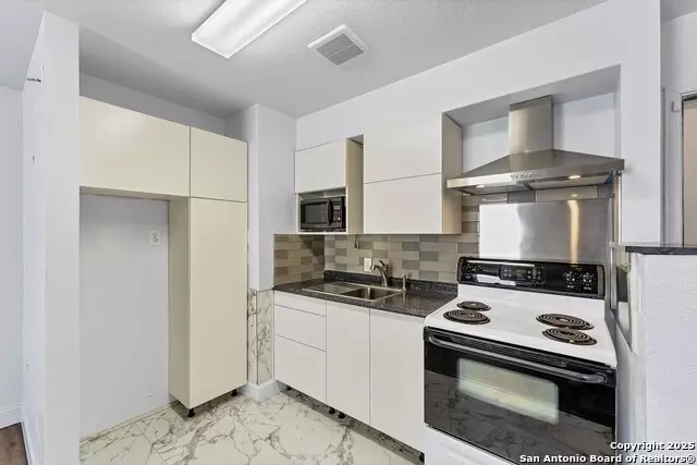 Kitchen - 11219 Five Iron, San Antonio, TX 78221 photo 7 of 7