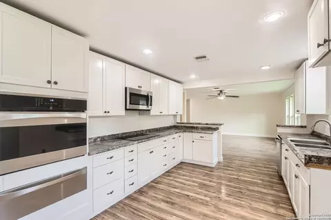 9160 Aqua Dr, Boerne, TX 78006