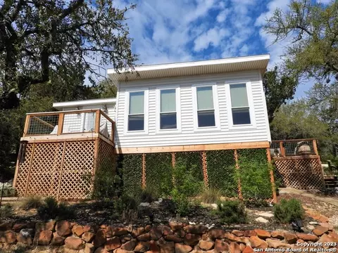171 Sunset Dr, Lakehills, TX 78063