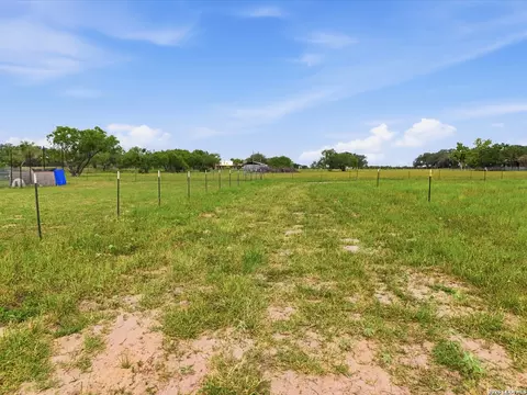 tbd Cr 777, Devine, TX 78016 photo 3