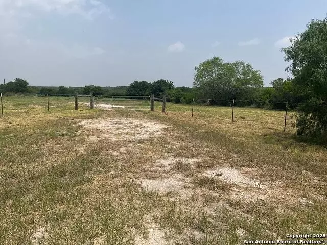  1241 S Sh-123, Karnes City, TX 78118 photo 4