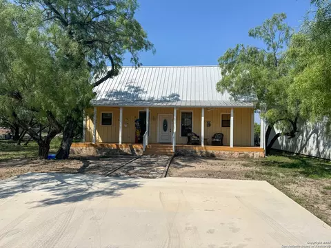 556 Fairway Cir, Brackettville, TX 78832
