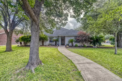 633 Sunrise Ave, Uvalde, TX 78801