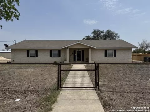 314 Us Highway 57, La Pryor, TX 78872