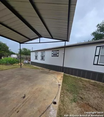 101 Laqunillas, Charlotte, TX 78011