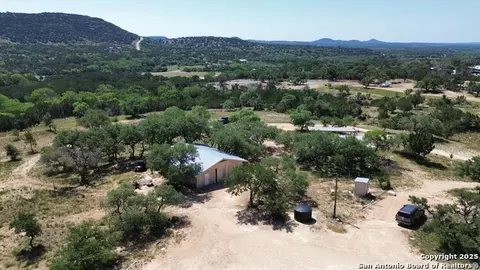 106 E Mari-b Dr, Center Point, TX 78010