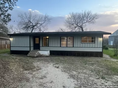 302 Ross, Devine, TX 78016 photo 1