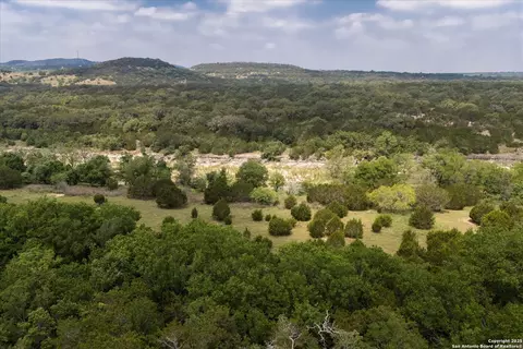 000 Oakridge Trl, Pipe Creek, TX 78063