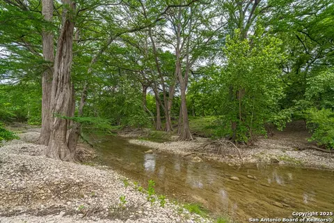 960 River Bnd, Bandera, TX 78003