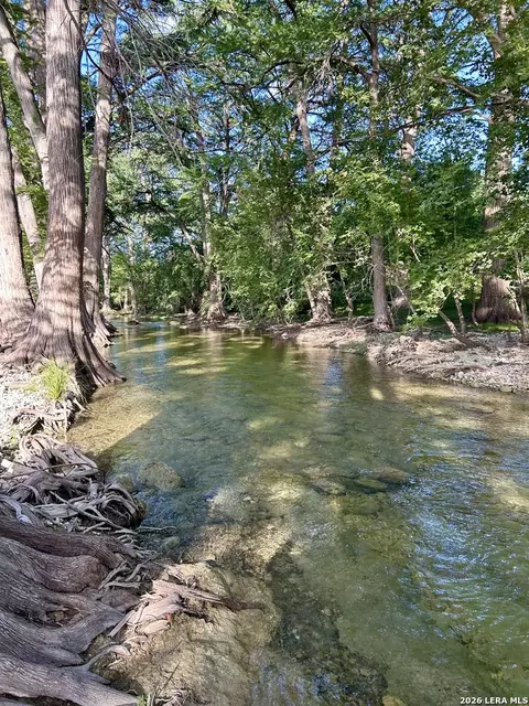 960 River Bnd, Bandera, TX 78003