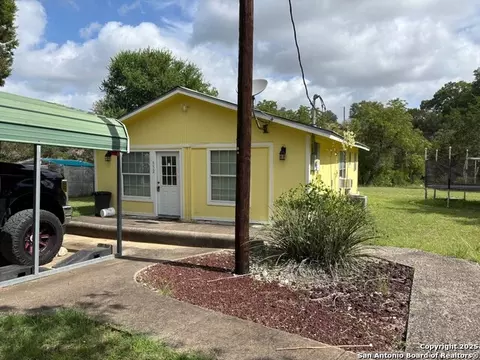 952 Madrona Rd, Pipe Creek, TX 78063