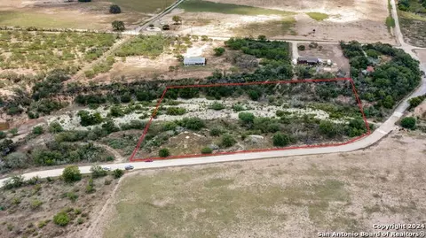 613 County Road 441, Hondo, TX 78861