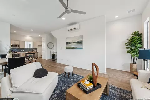 1735 W Gramercy UNIT 302, San Antonio, TX 78201