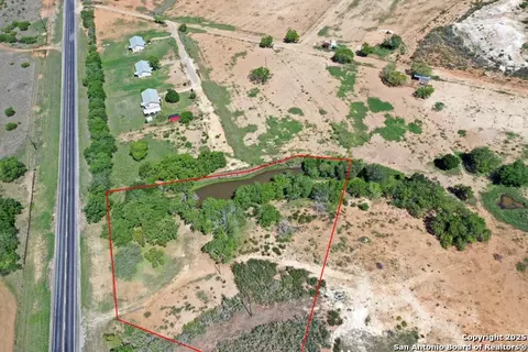 3894 S State Highway 173, Devine, TX 78016