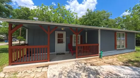 406 7th, Bandera, TX 78003