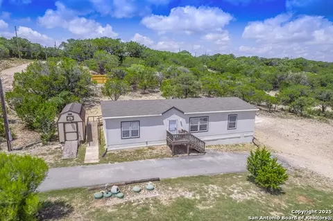 385 Ridge Trl, Bandera, TX 78003