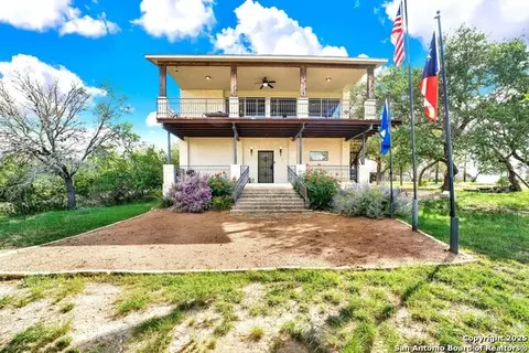 518 Park, Bandera, TX 78003