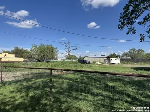 314 Us-57, La Pryor, TX 78872
