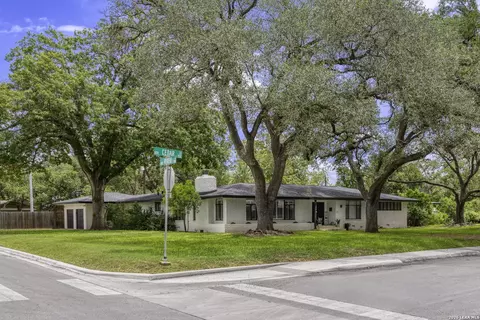 906 E Cedar St, Seguin, TX 78155
