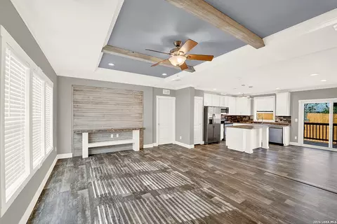 112 County Road 158, Floresville, TX 78114
