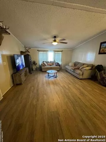 672 N Main St, Cotulla, TX 78014 photo 4