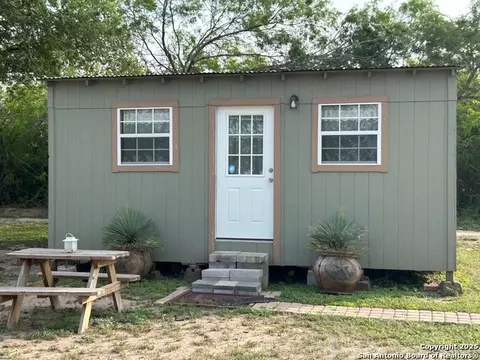 1616 Middle Rd, George West, TX 78022