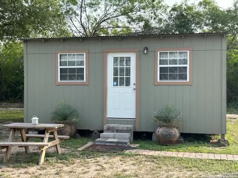 1616 Middle Rd, George West, TX 78022
