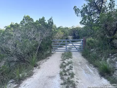 320 Frontier Ln, Bandera, TX 78003