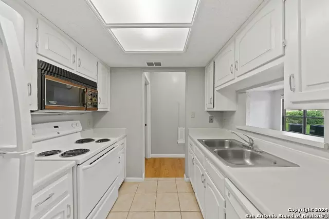 Kitchen - 11843 Braesview #2311, San Antonio, TX 78213 photo 2 of 3