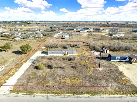 888 Lobo Loop, Hondo, TX 78861