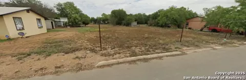 10 Willow St, Pearsall, TX 78061