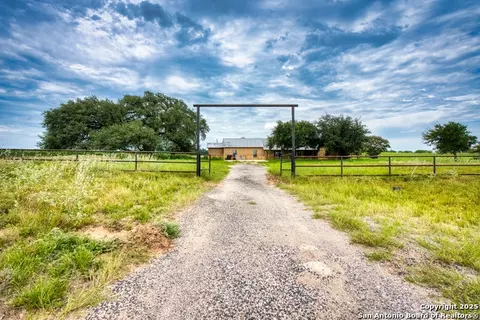 870 County Road 761, Devine, TX 78016