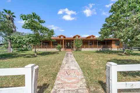 1551 N Windy Knl, Devine, TX 78016