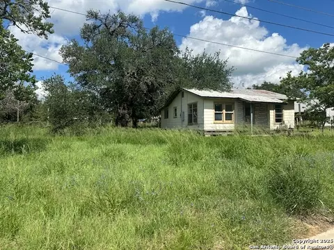 1207 1209 Florida, Pleasanton, TX 78064