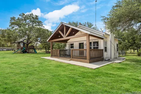 1000 Clear Lk, Poteet, TX 78065