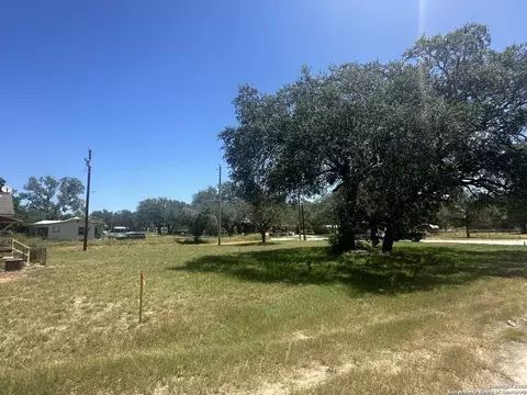 400 Davis, Devine, TX 78016 photo 2